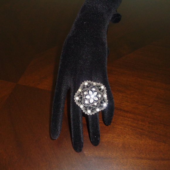 Costume Jewelry- flower ring - Picture 1 of 11